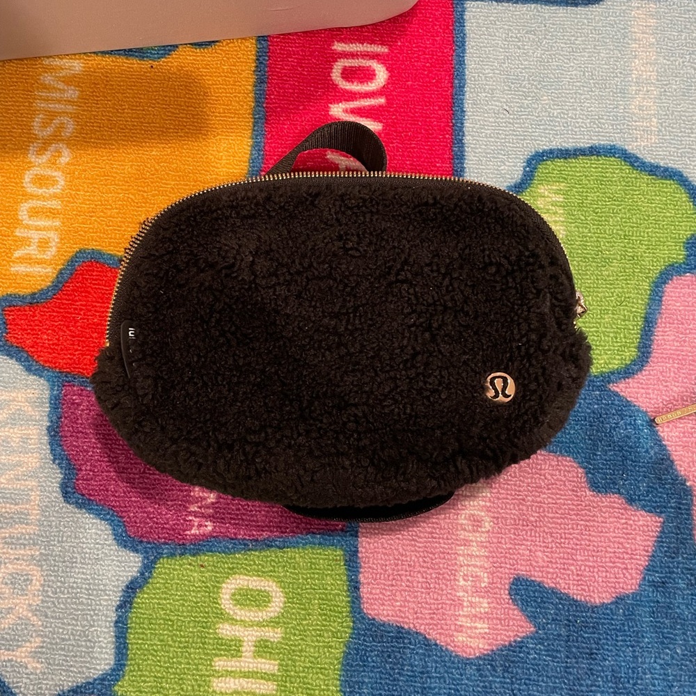 Lululemon everywhere fleece belt bag